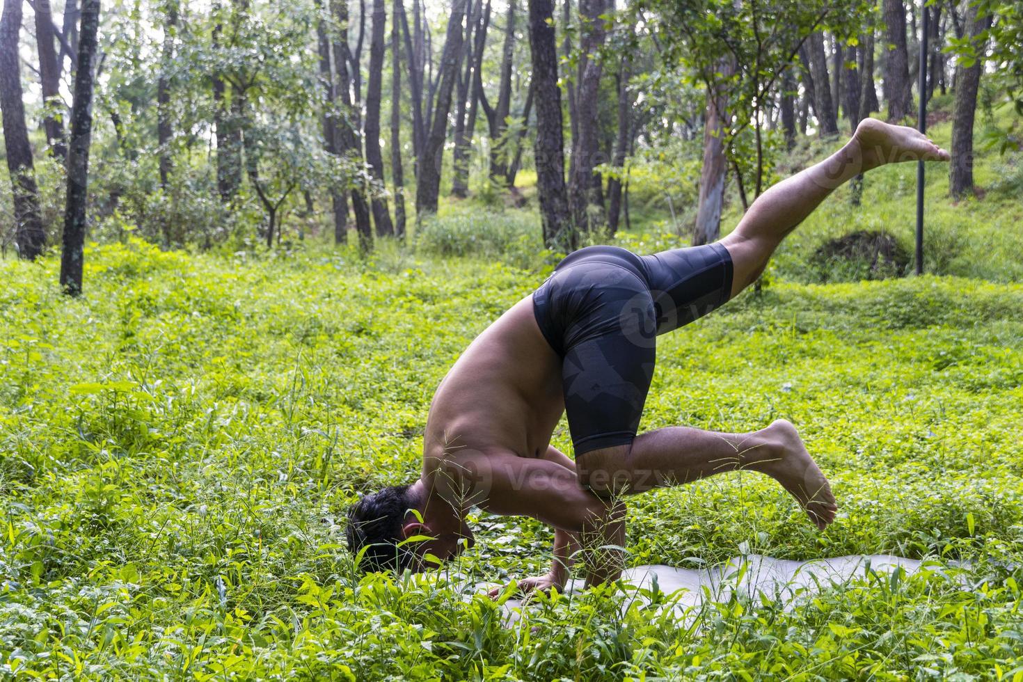 ispanico e latino uomo, Meditare nel il mezzo di un' foresta, ricevente sole raggi, Marrone pelle, Messico foto