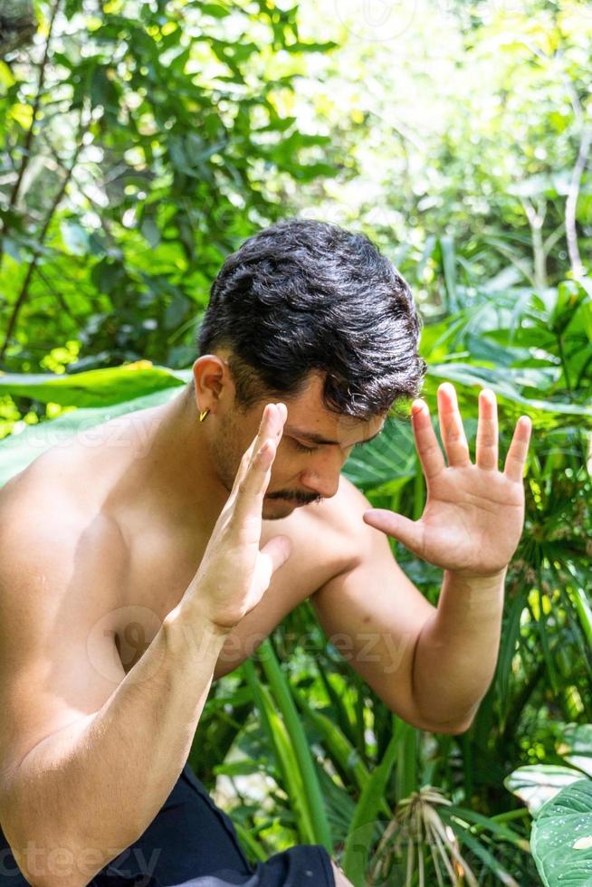 uomo visto su chiudere, senza camicia fare tratti su yoga stuoia, esercizio, latino America foto