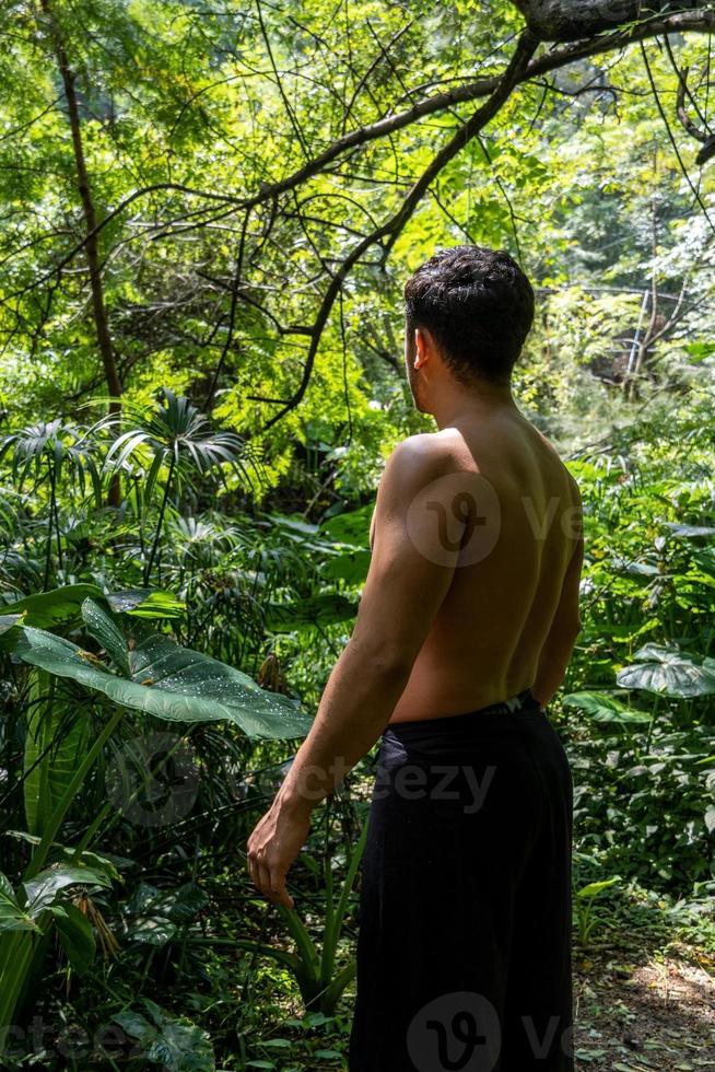 giovane uomo, fare yoga o reiki, nel il foresta molto verde vegetazione, nel Messico, guadalajara, bosque colomi, ispanico, foto