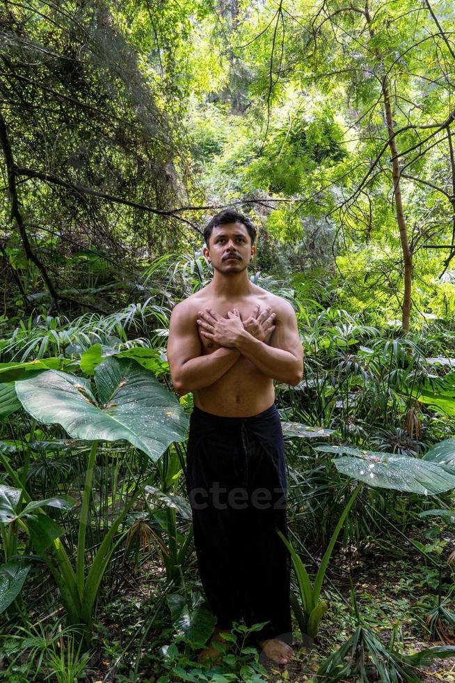 giovane uomo fare meditazione su un' scala nel un' foresta, Messico foto