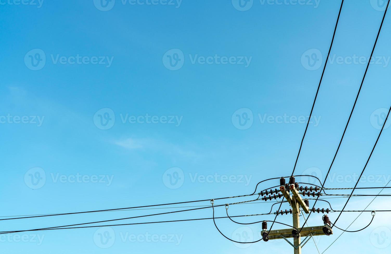 elettrico polo e blu cielo. energia e energia. trifase elettrico energia per trasferimento energia di elettrico griglie. globale energia crisi concetto. alto voltaggio energia Linee. alto alto volt cavo. foto