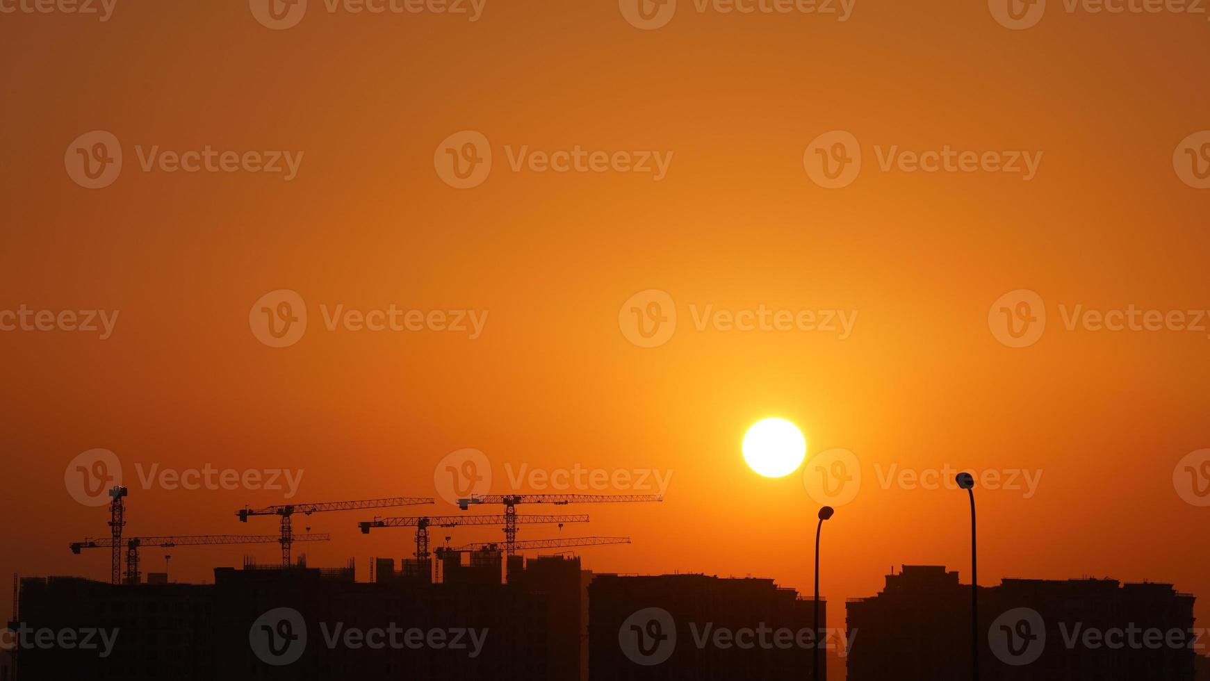 il bellissimo tramonto Visualizza con il colorato nuvole e cielo nel il città foto