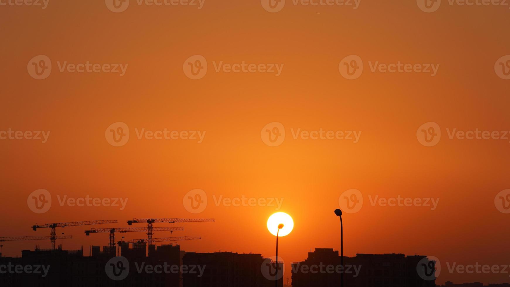 il bellissimo tramonto Visualizza con il colorato nuvole e cielo nel il città foto