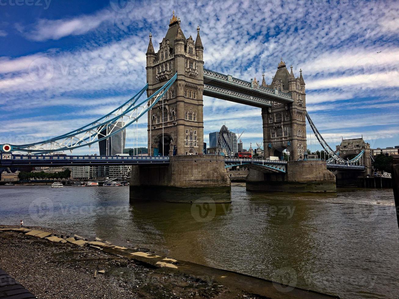 una veduta del Tower Bridge di Londra foto