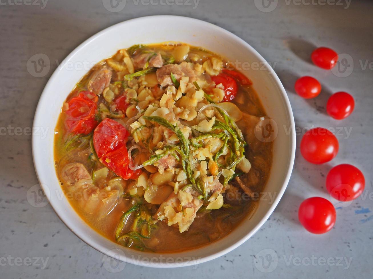 tailandese curry settentrionale stile laboratorio laboratorio fagiolo con Maiale, gaeng paeye nel tailandese foto