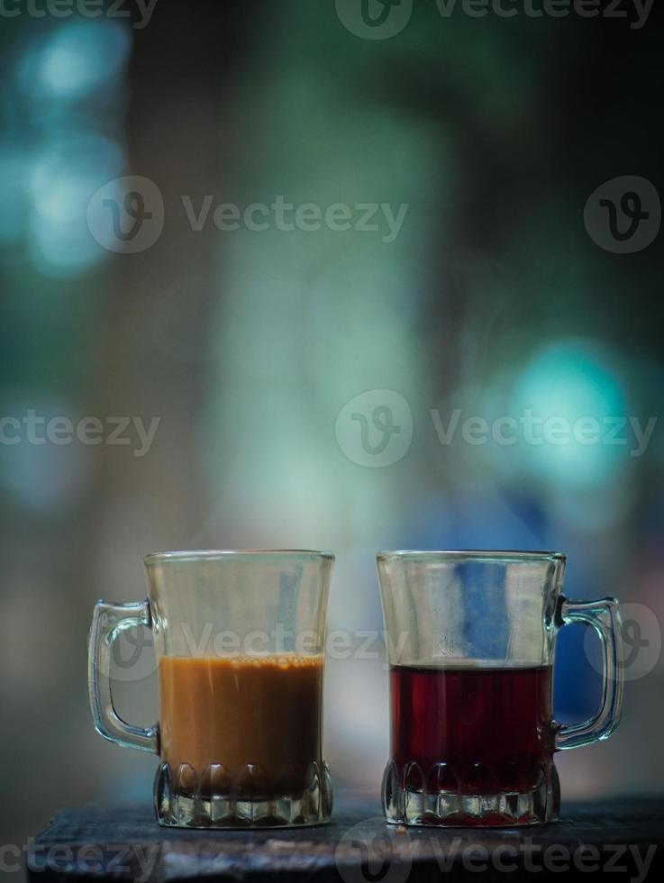 tazze di latte tè e colore tè su legna tavolo natura sfondo nel giardino caldo tono foto