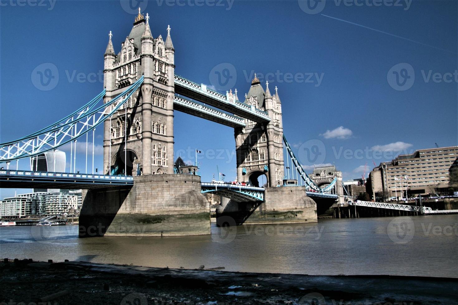 una veduta del Tower Bridge di Londra foto