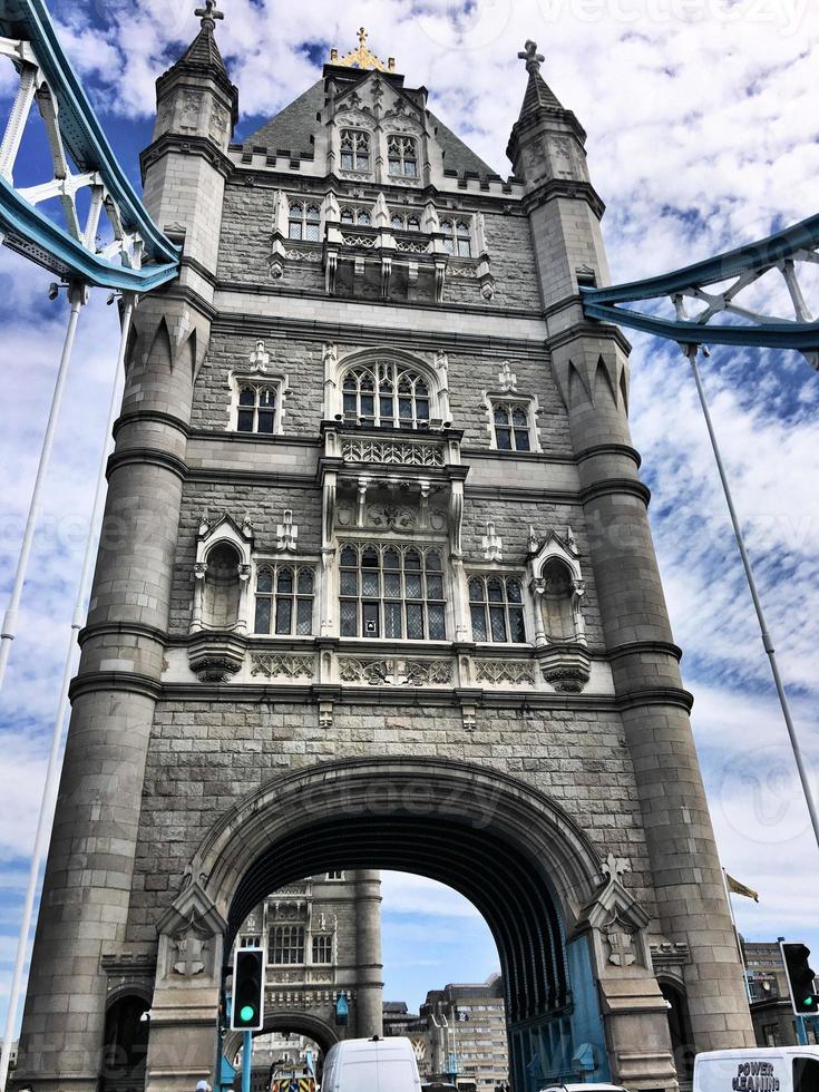 una veduta del Tower Bridge di Londra foto