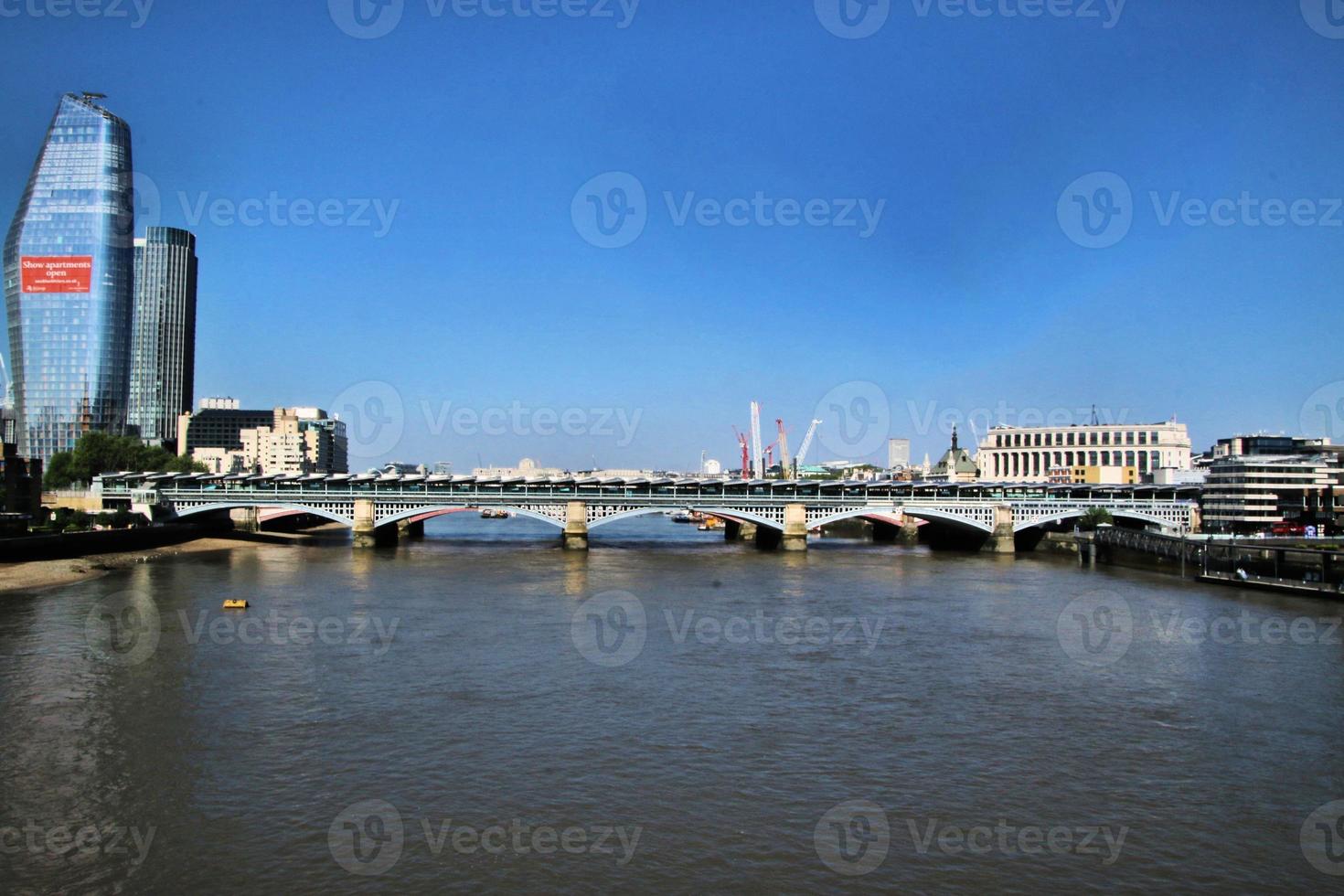 un' Visualizza di il fiume Tamigi nel Londra su un' soleggiato giorno foto