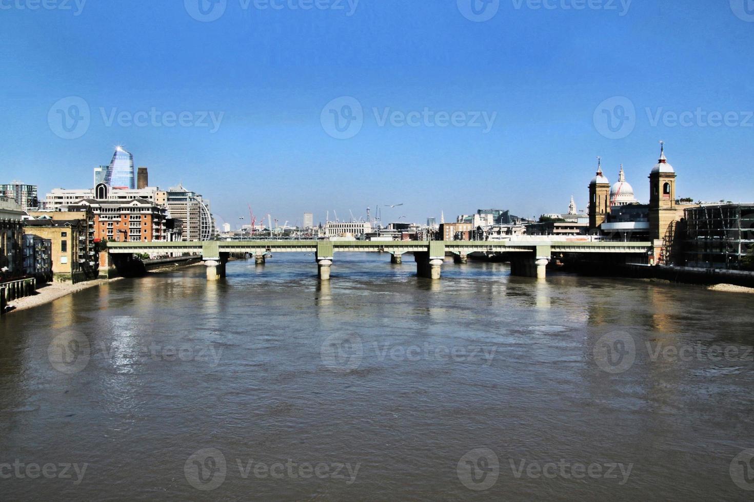 un' Visualizza di il fiume Tamigi nel Londra su un' soleggiato giorno foto