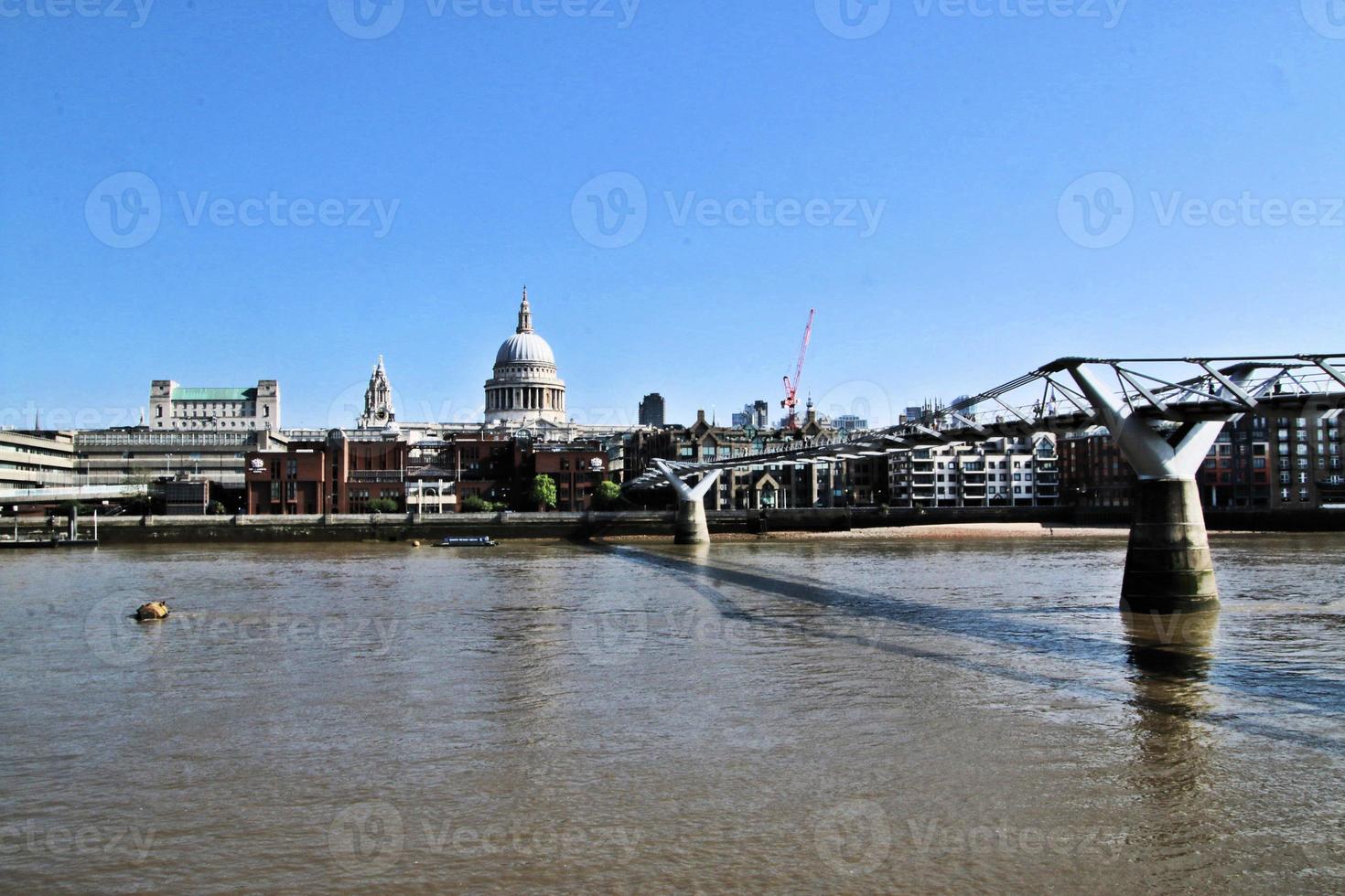 un' Visualizza di il fiume Tamigi nel Londra su un' soleggiato giorno foto