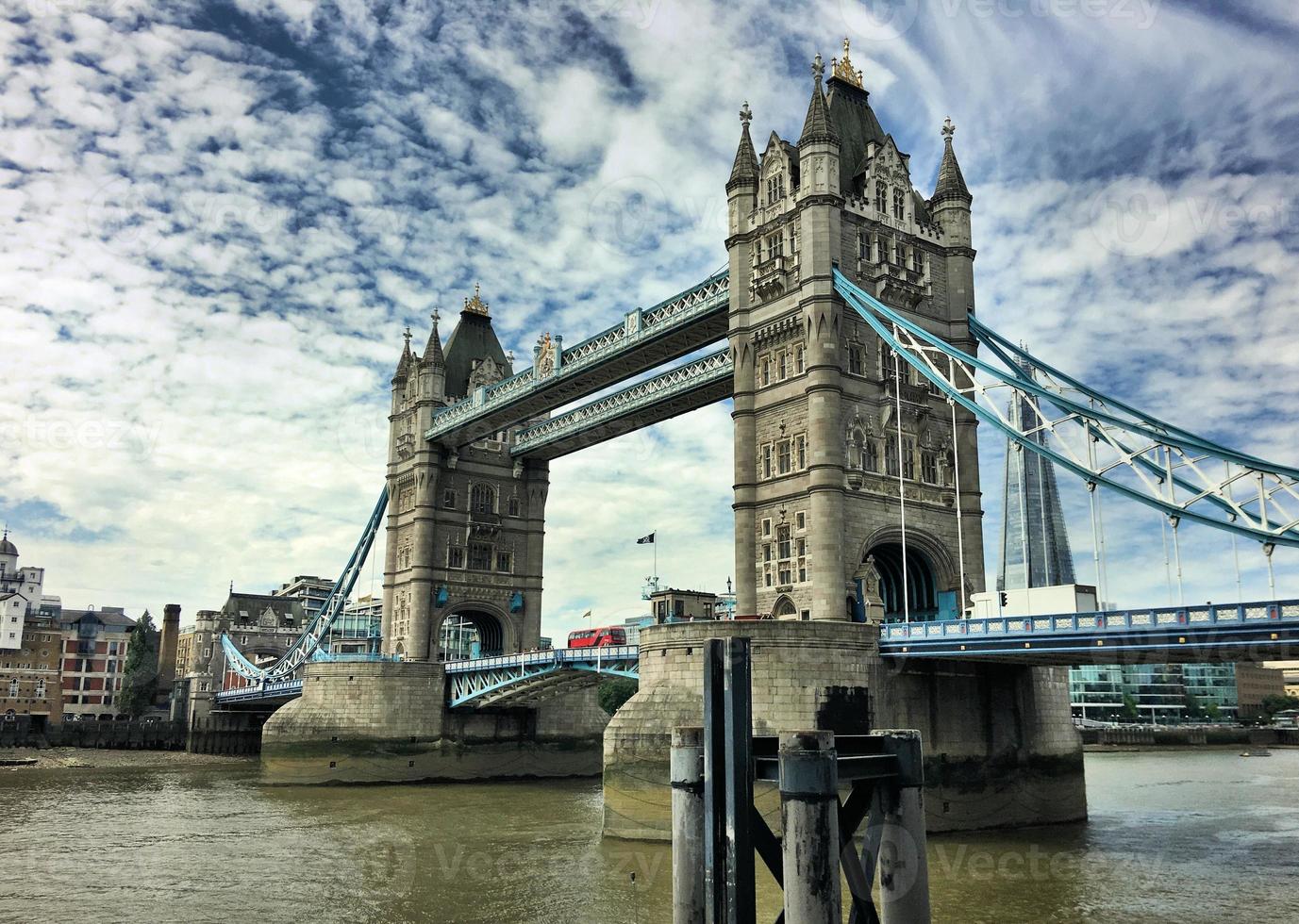 una veduta del Tower Bridge di Londra foto