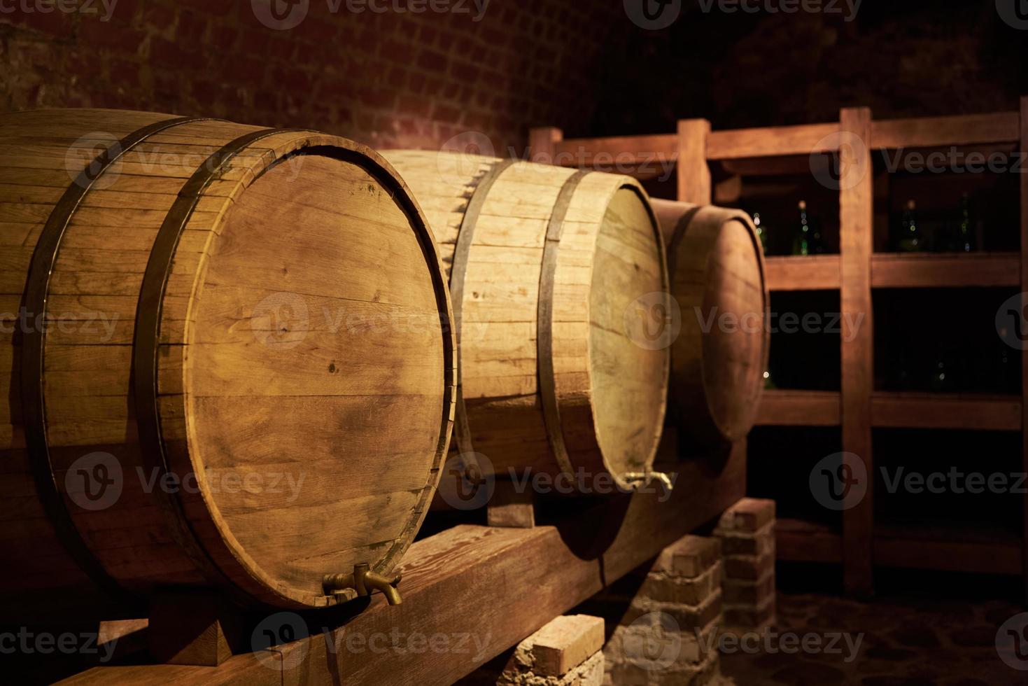 Due vino botti nel vecchio vino cantina foto