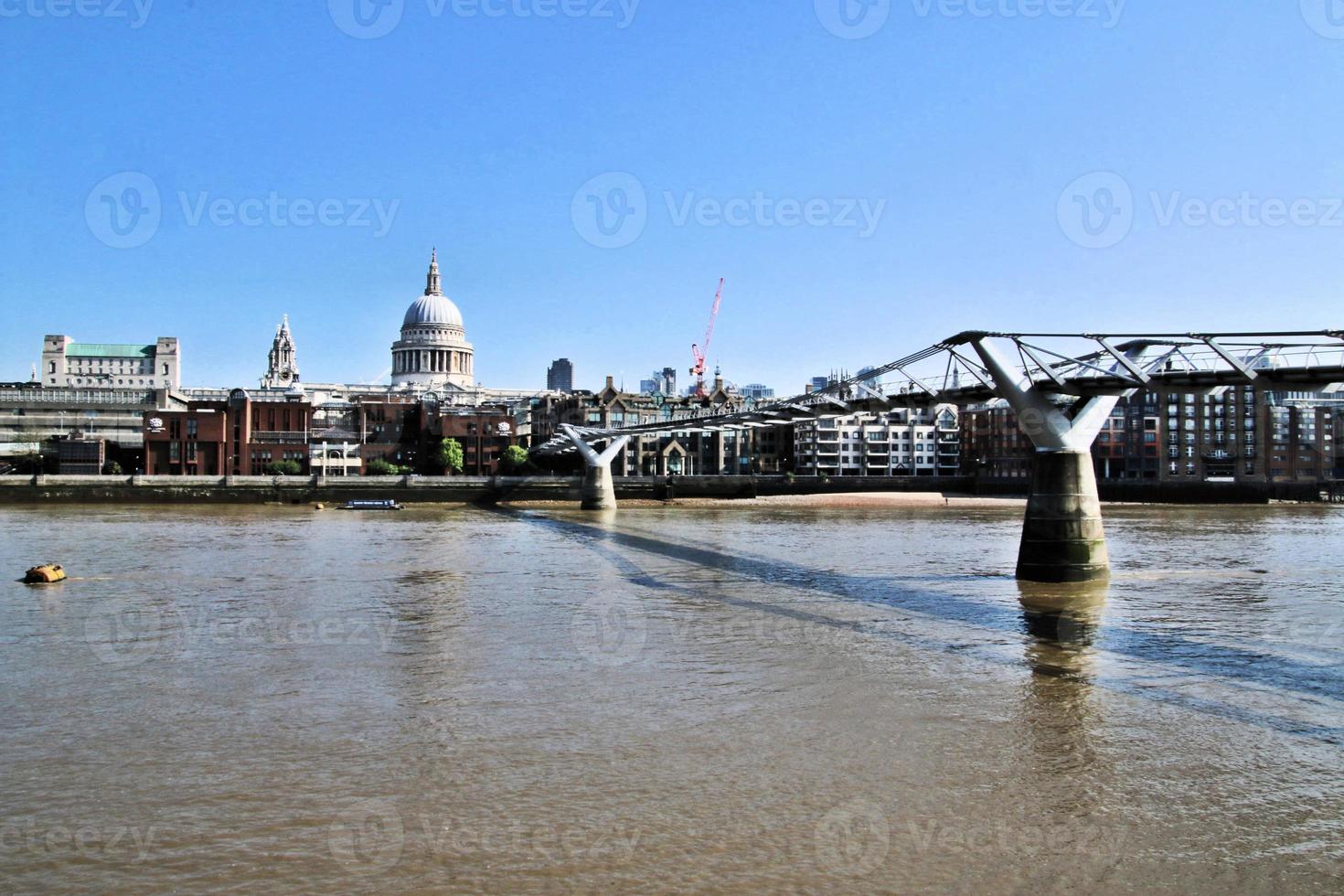 un' Visualizza di il fiume Tamigi nel Londra su un' soleggiato giorno foto