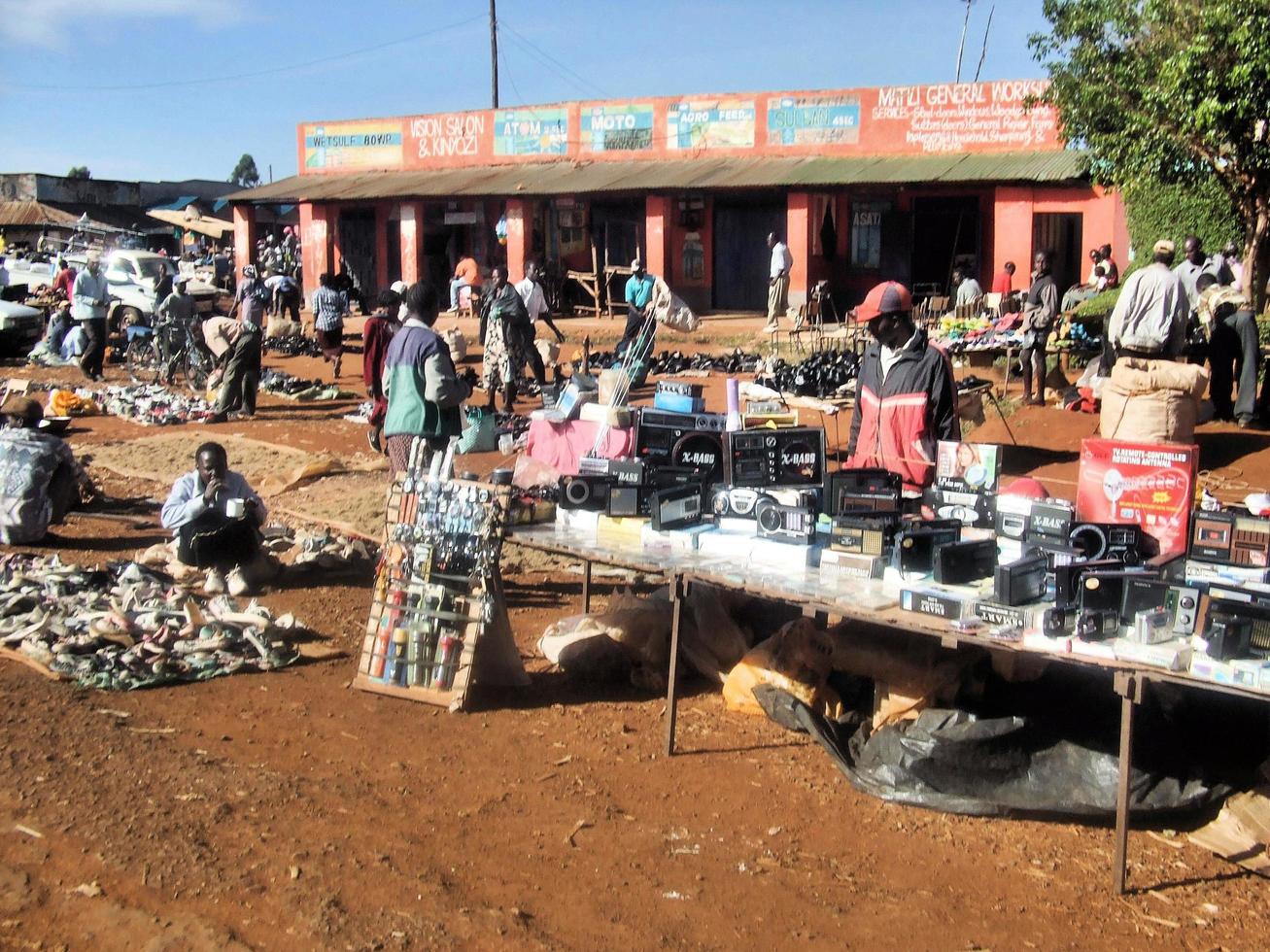 kimili nel Kenia nel febbraio 2011. un' Visualizza di persone vendita prodotti nel Kenia foto