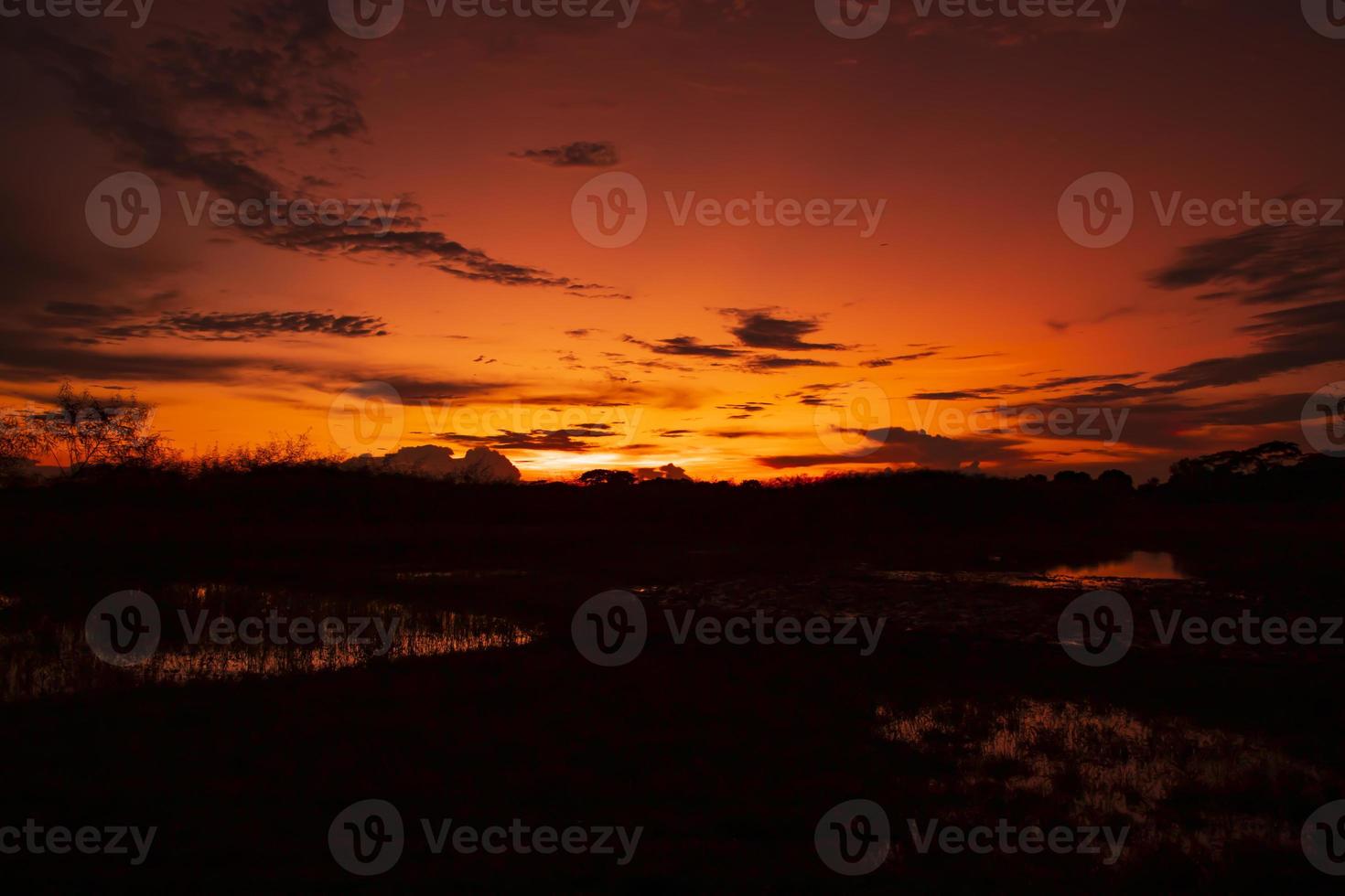 bellissimo paesaggio scenario di drammatico colorato tramonto foto