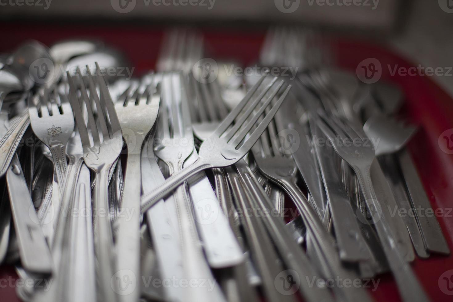 molte di posate. il forchette siamo nel un' grappolo. lavato posate. inossidabile acciaio forchette per mangiare. foto