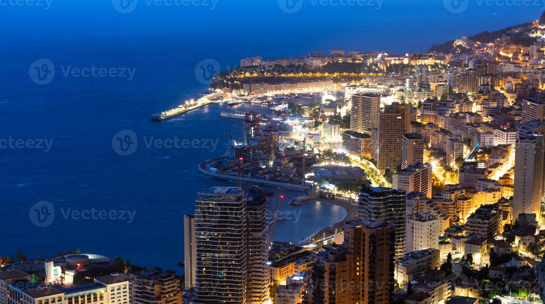 monte Carlo panorama illuminato di notte. urbano paesaggio con lusso architettura. foto