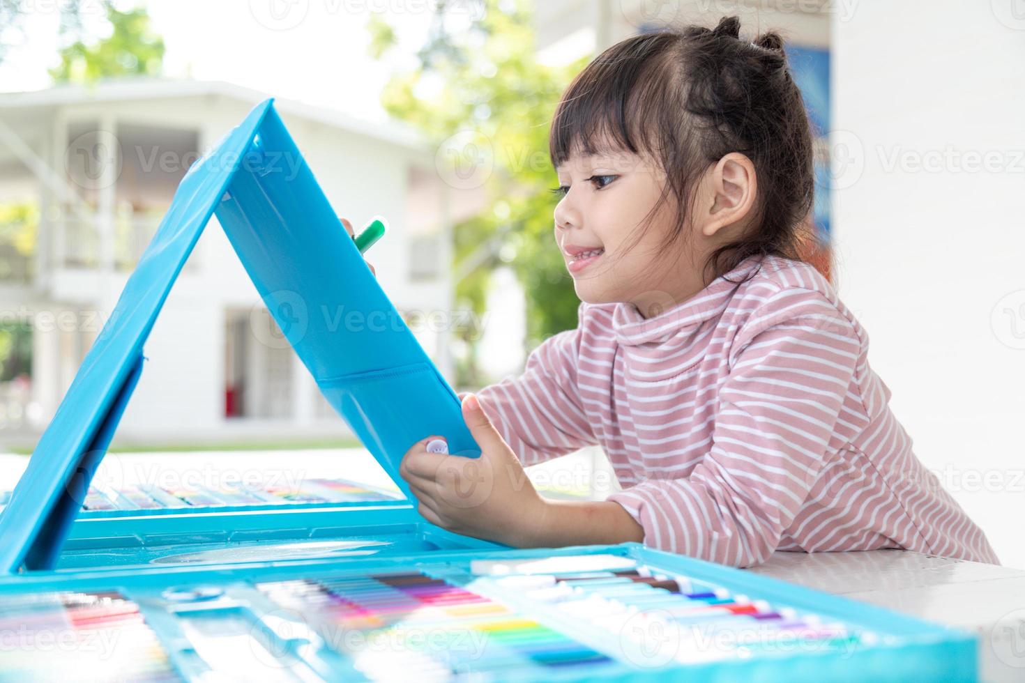 asiatico bambini imparare per disegnare nel il aula. foto