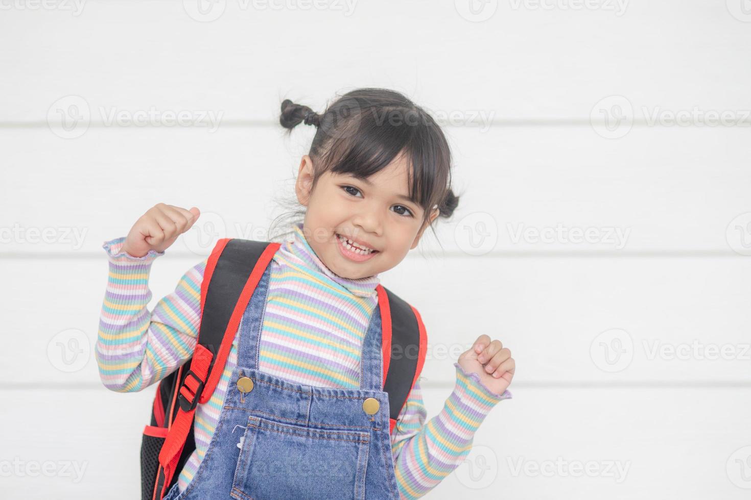 ritratto di contento poco asiatico bambino su bianca sfondo foto