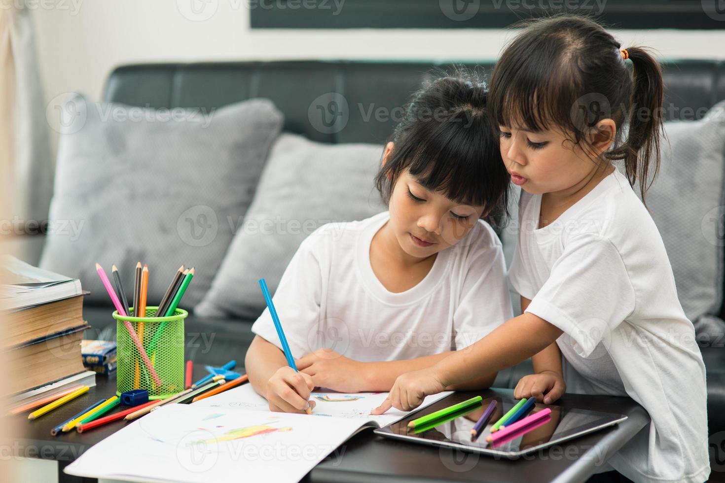 covid-19 coronavirus e apprendimento da casa, concetto di bambino a scuola a casa. i bambini piccoli studiano online imparando da casa con il laptop. foto