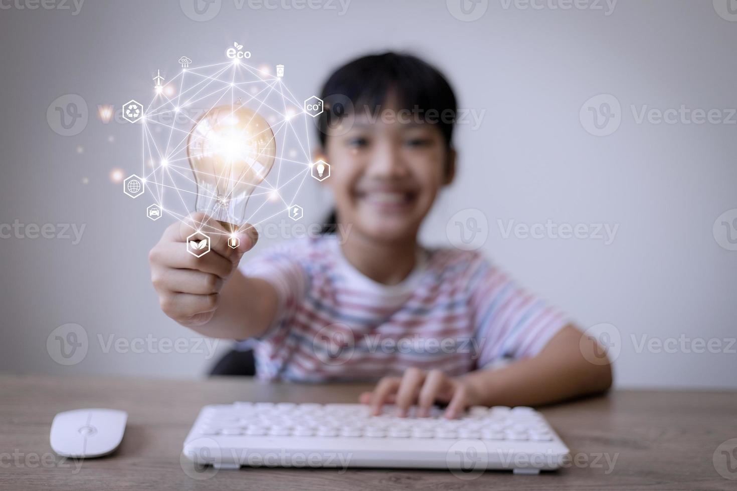 poco ragazza Guardando un' pianta. ambientale tecnologia concetto. sostenibile sviluppo obiettivi. sdg. foto