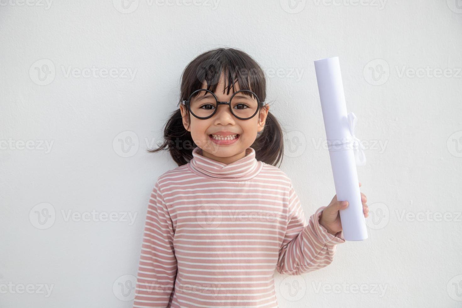 contento poco ragazze con la laurea concetto foto