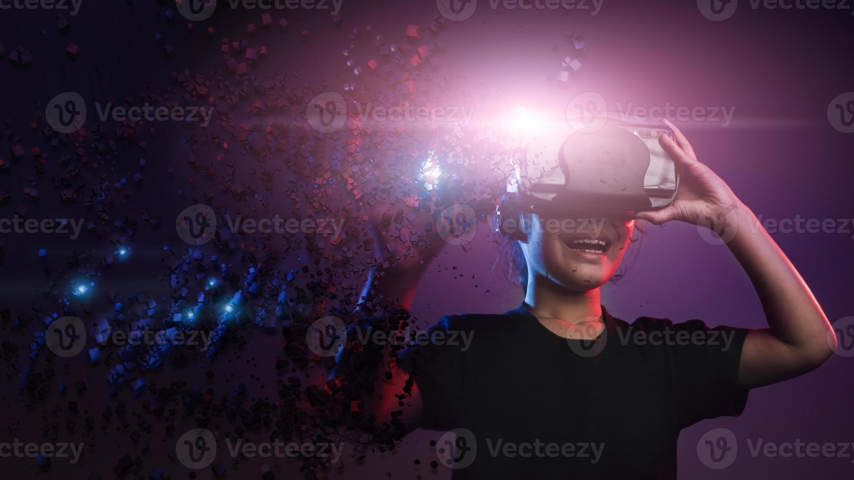 contento ragazza nel bicchieri di virtuale realtà. Augmented realtà, scienza, futuro tecnologia concetto. vr. futuristico 3d bicchieri con virtuale proiezione. neon luce. foto