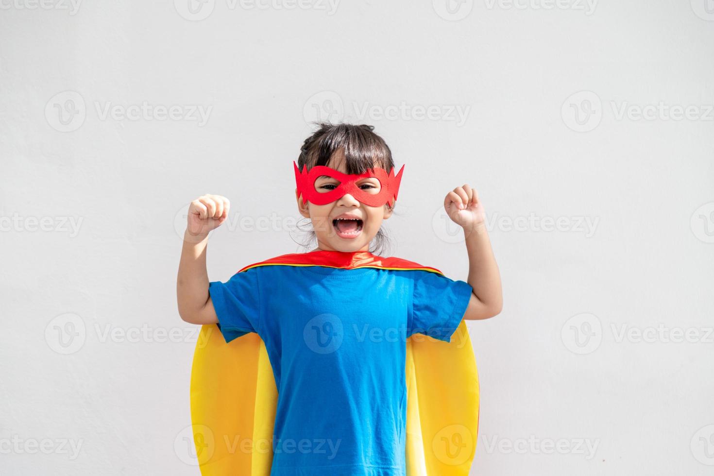 bambini concetto, sorridente ragazza giocando super eroe su bianca sfondo foto