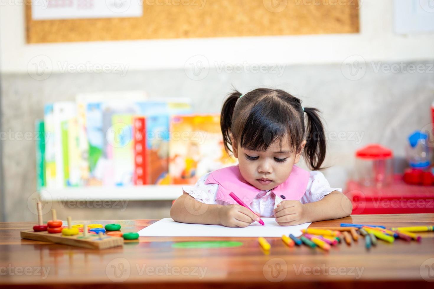 disegno e colorazione della ragazza del bambino in età prescolare foto