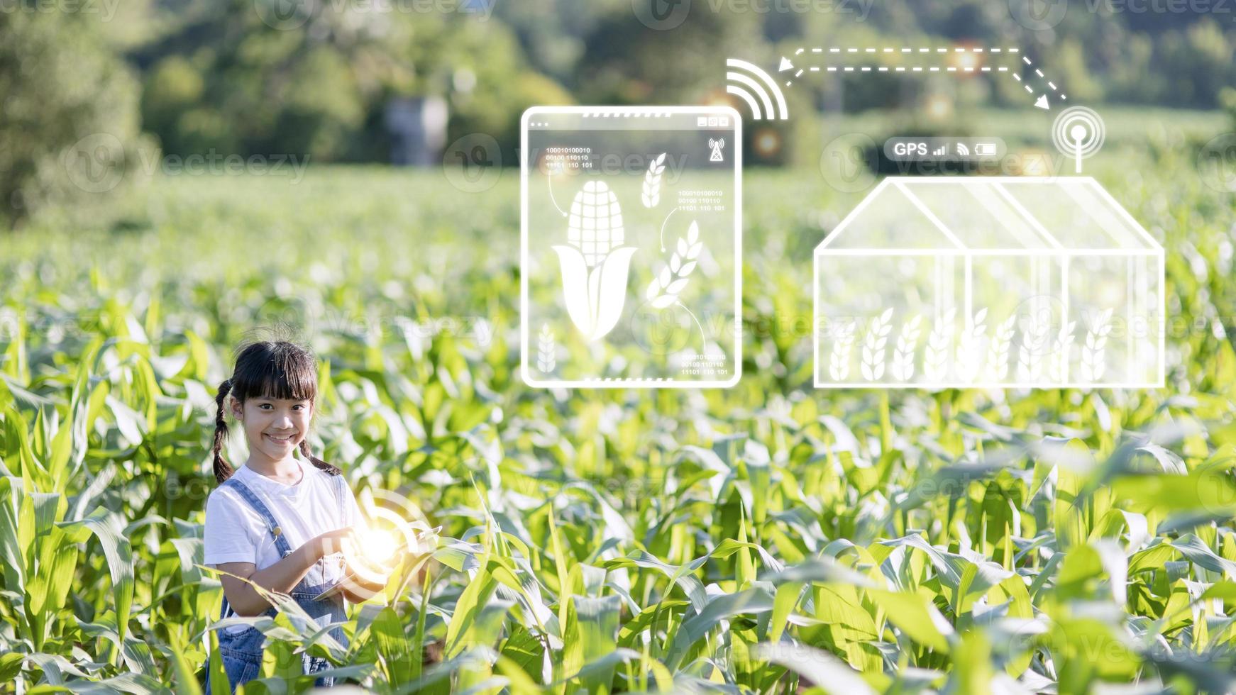 il poco ragazza usi un' tavoletta per analizzare il crescita di impianti nel il agricolo tracciare e visivo icona., il agricolo tecnologia concetto. inteligente agricoltura apprendimento concetto foto