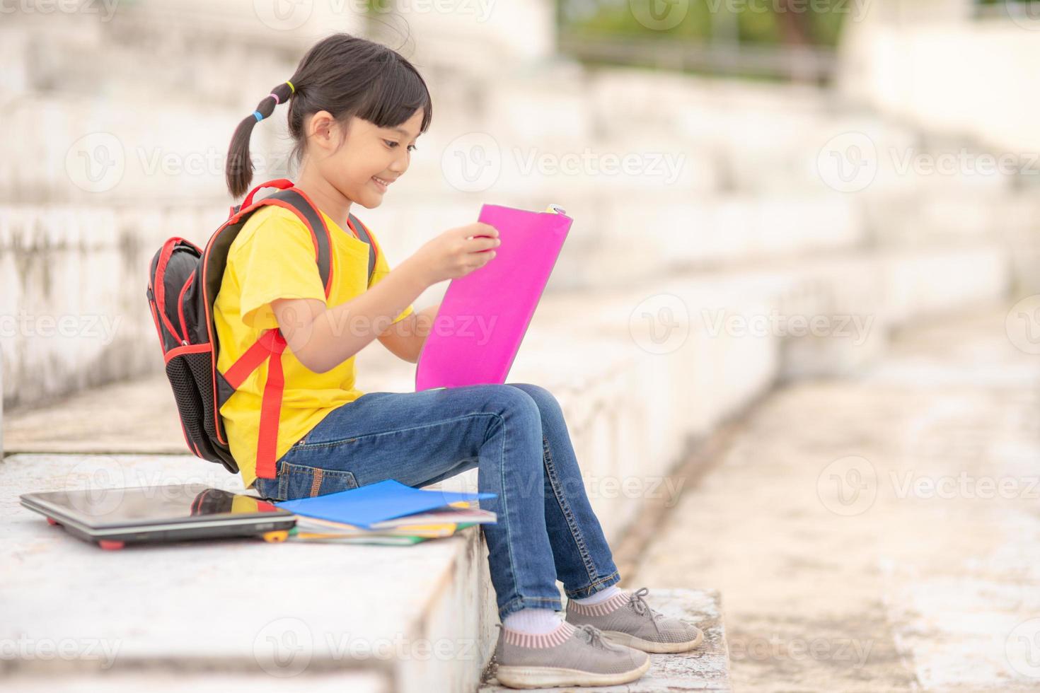 asiatico giovane ragazza leggere un' libro ,apprendimento abilità concetto. foto