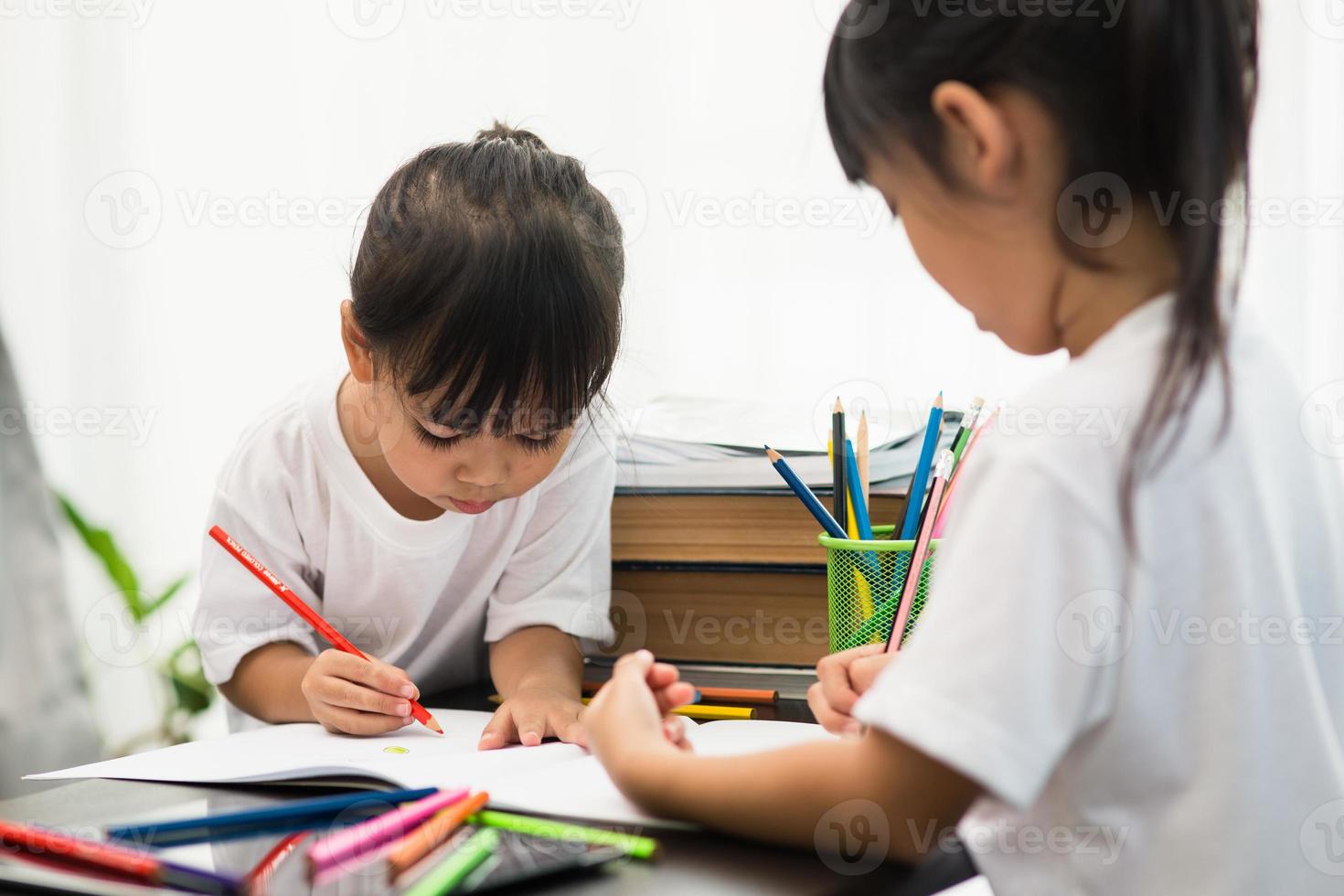 covid-19 coronavirus e apprendimento da casa, concetto di bambino a scuola a casa. i bambini piccoli studiano online imparando da casa con il laptop. foto