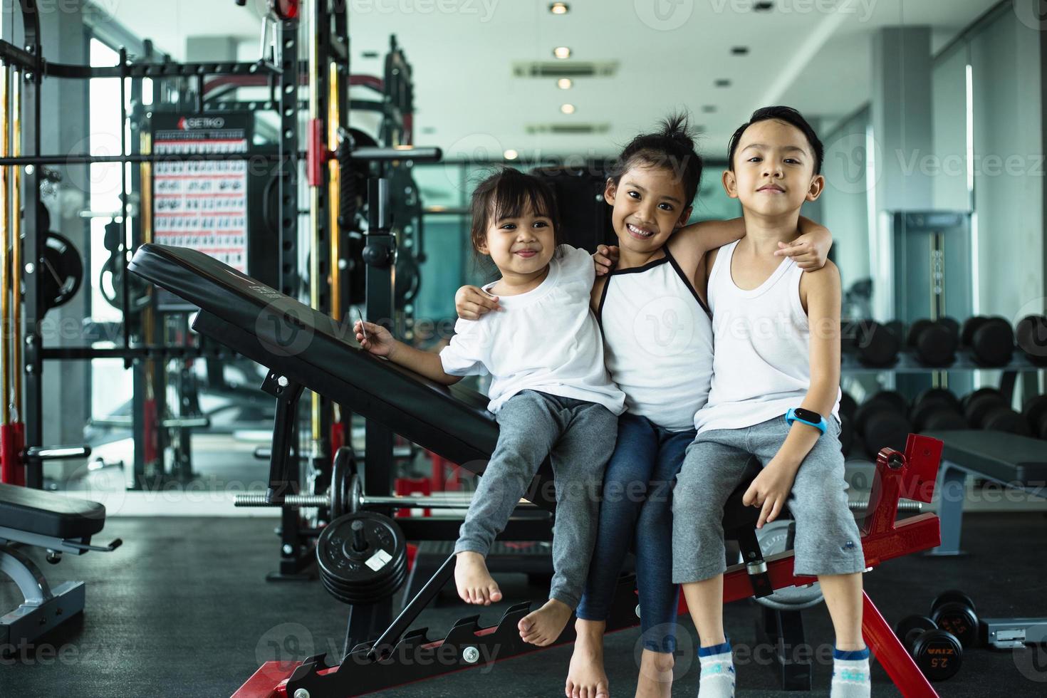 gruppo di bambini fare ginnastica esercizi foto