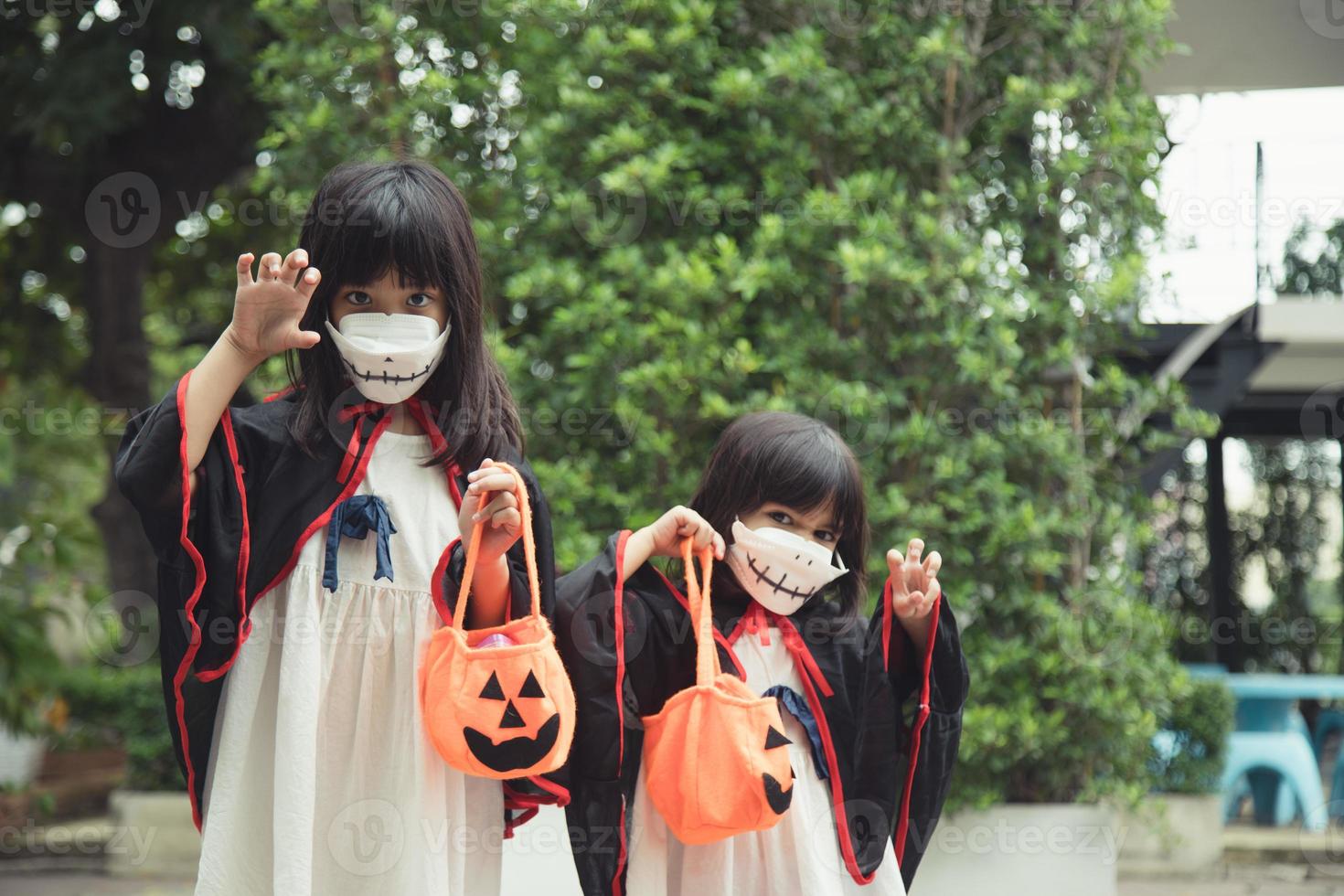 bambini nel costumi andando per trucco o trattare foto