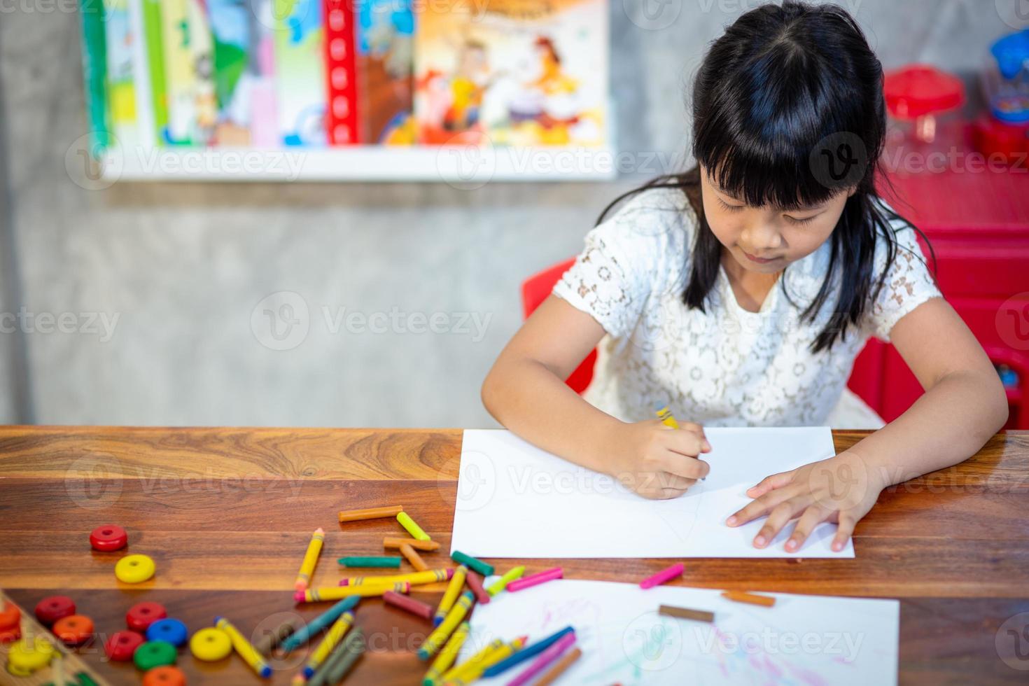 disegno e colorazione della ragazza del bambino in età prescolare foto