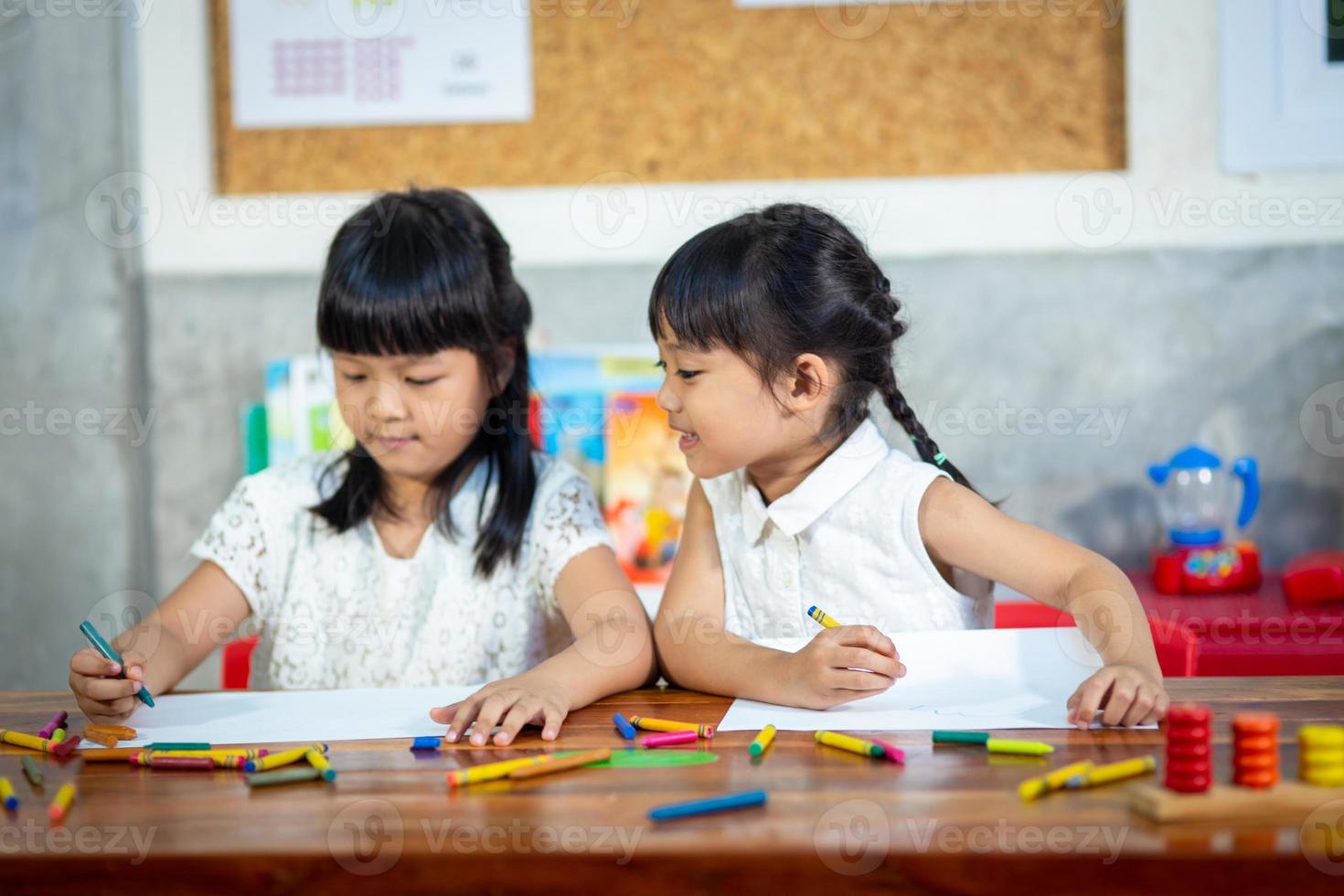 disegno e colorazione della ragazza del bambino in età prescolare foto