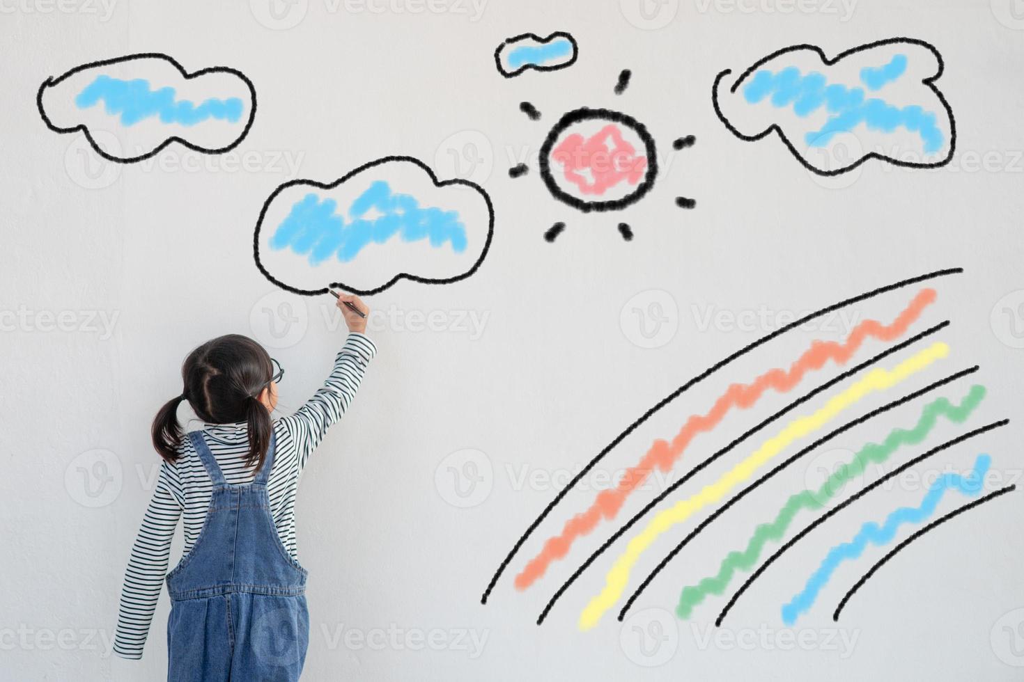 il bambino vernici un' arcobaleno su parete di il quarantena introdotto dovuto per coronavirus come un' simbolo di speranza per il fine di il coronavirus pandemia. figli di disegno di un' arcobaleno foto