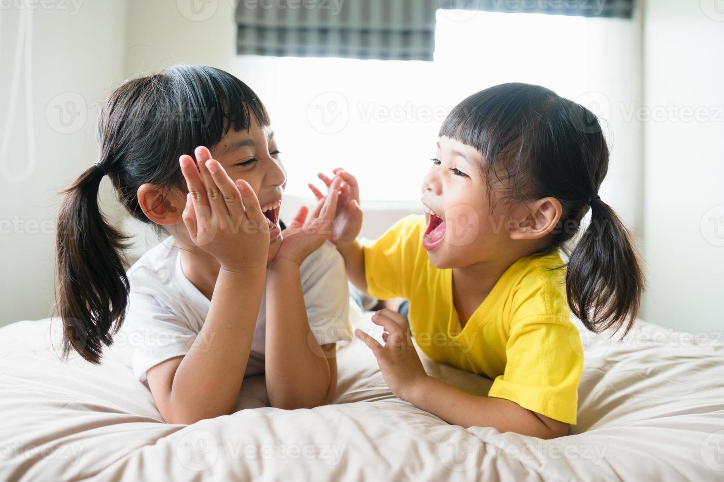 carino asiatico bambini dire bugie su il letto foto