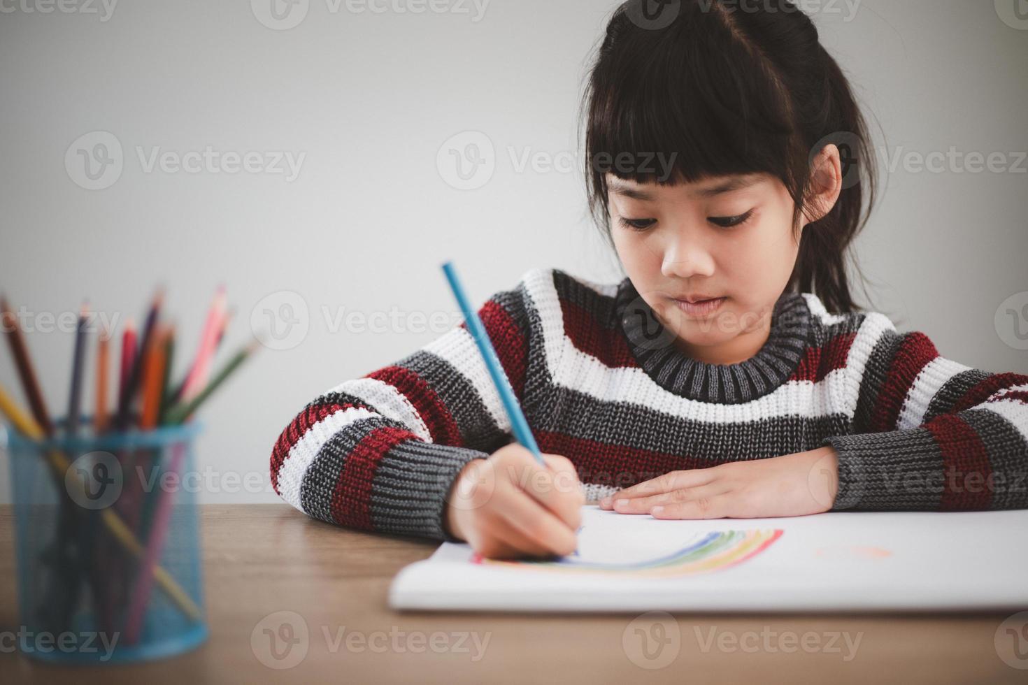 covid-19 coronavirus e apprendimento a partire dal casa, casa scuola ragazzo concetto. poco bambini studia in linea apprendimento a partire dal casa foto