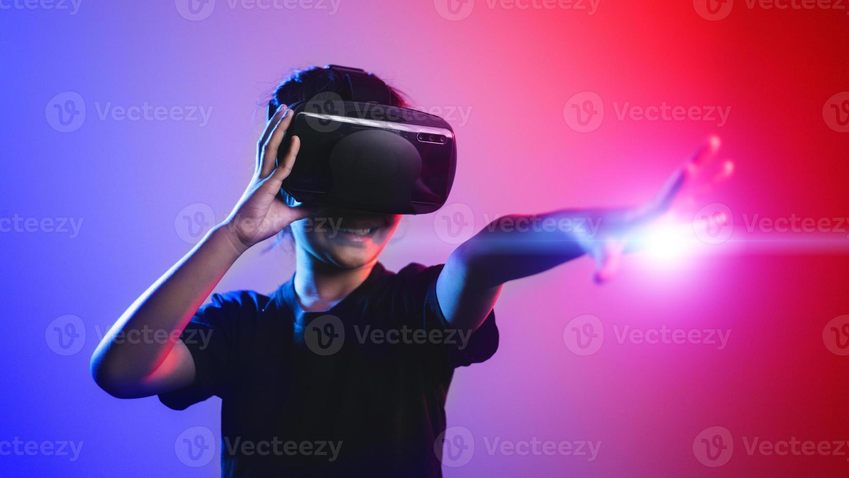 contento ragazza nel bicchieri di virtuale realtà. Augmented realtà, scienza, futuro tecnologia concetto. vr. futuristico 3d bicchieri con virtuale proiezione. neon luce. foto