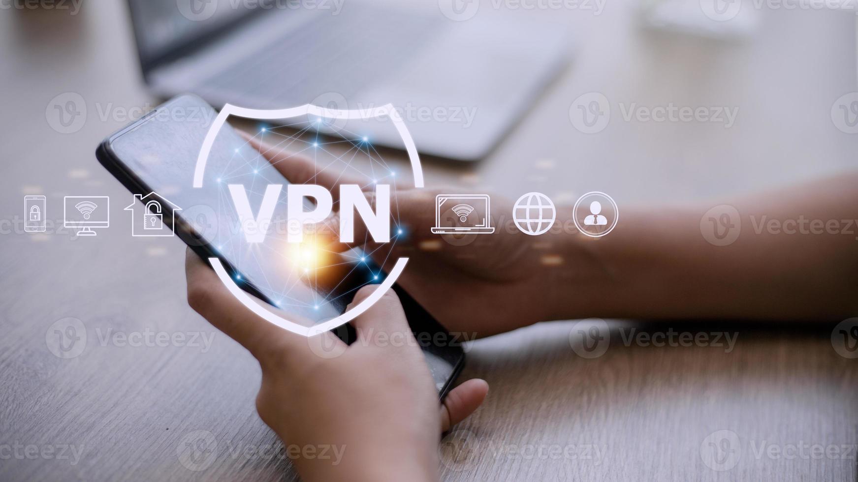 vpn sicuro connessione concetto. persona utilizzando virtuale privato Rete tecnologia per creare criptato tunnel per a distanza server su Internet per proteggere dati vita privata o circonvallazione censura foto