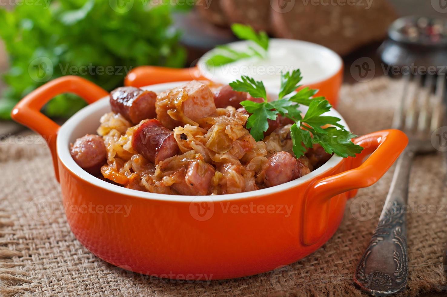 bigos polacchi con salsiccia affumicata e pancetta foto