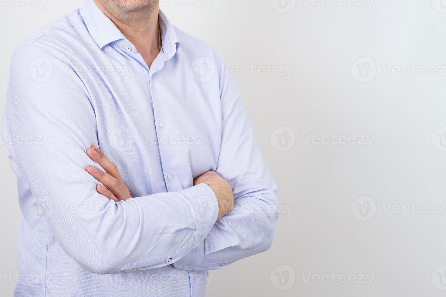 attività commerciale uomo senza un' viso nel un' camicia su un' leggero sfondo foto