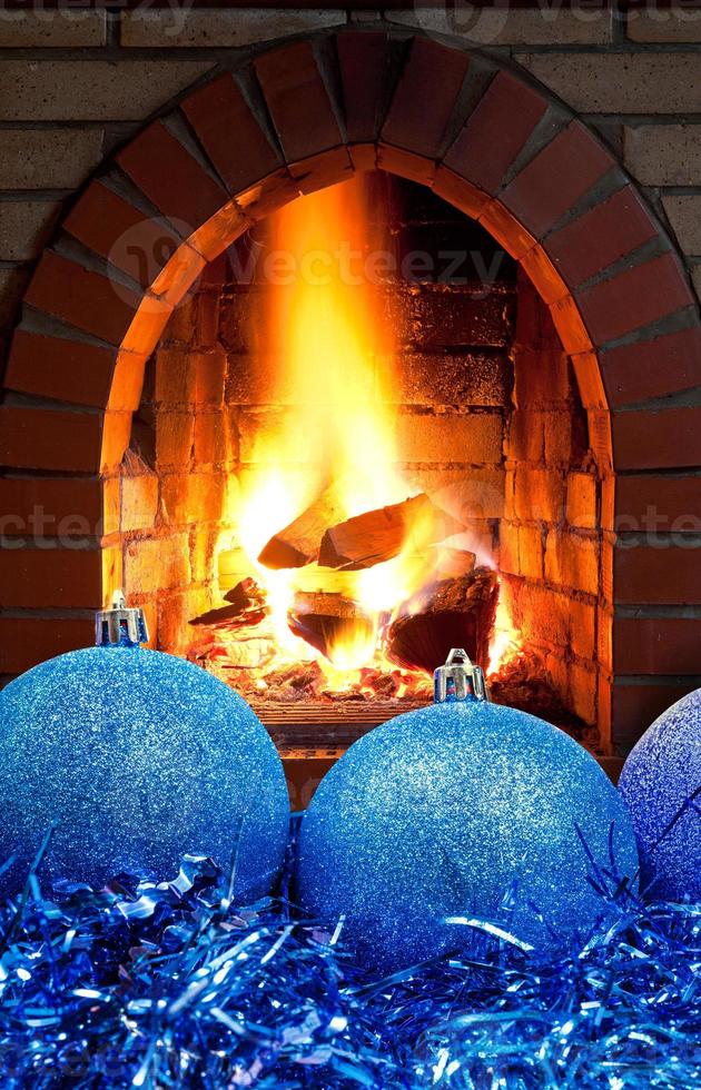 blu Natale palle e orpello con camino foto