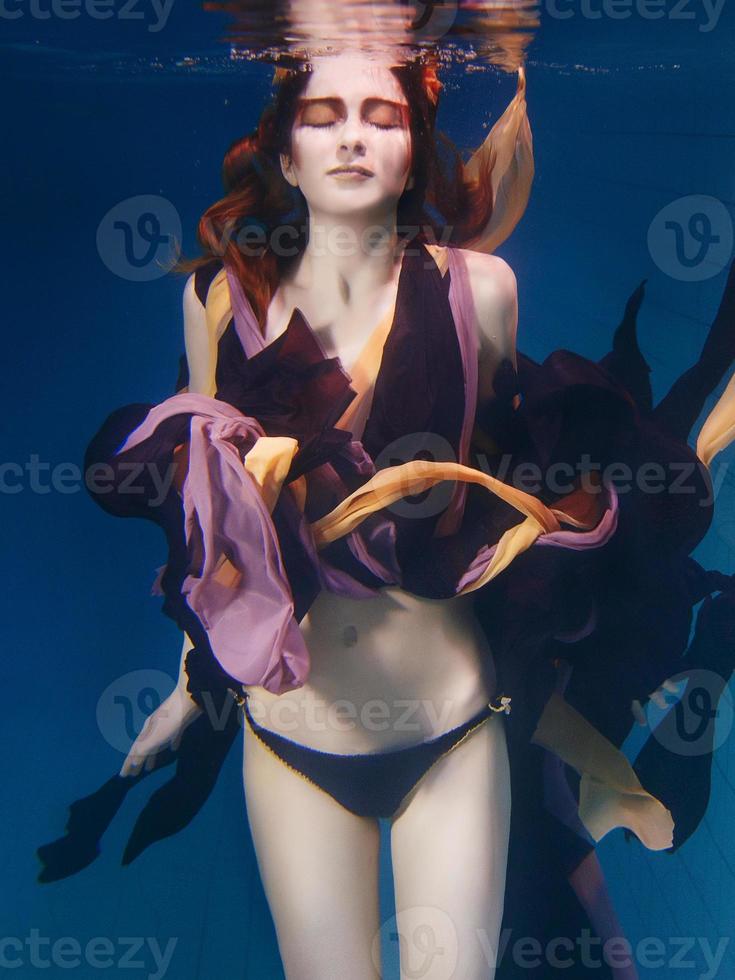 bellissimo artistico giovane donna nel vestito danza sott'acqua. sirena, raccolto, danza, Fata concetto foto