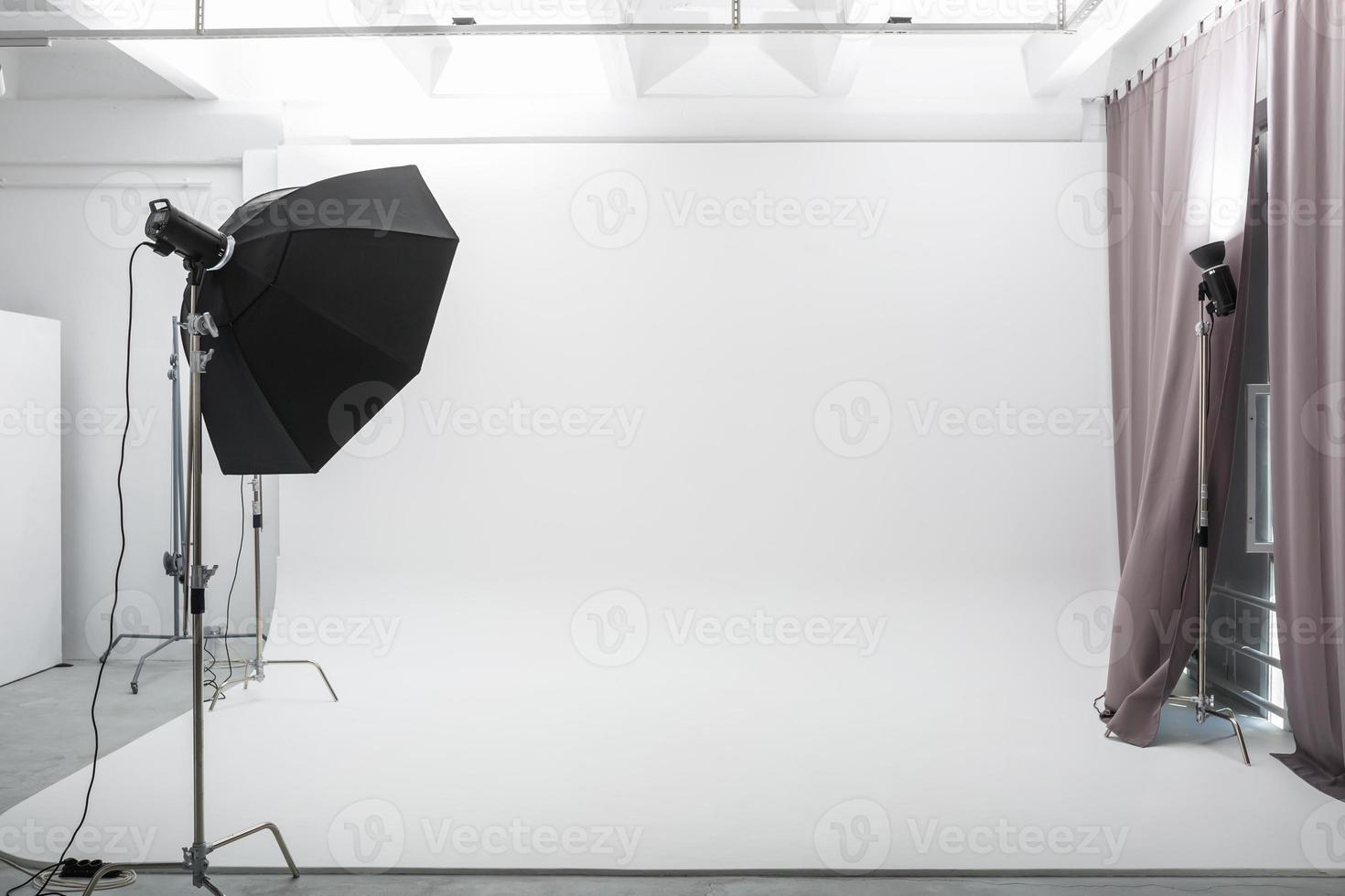 interno di luminosa spazio di foto studio con grande bianca ciclorama con illuminazione attrezzatura
