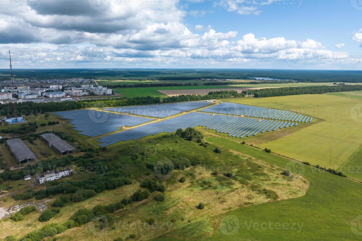 aereo Visualizza su azienda agricola campo di solare pannelli. rinnovabile solare energia. foto