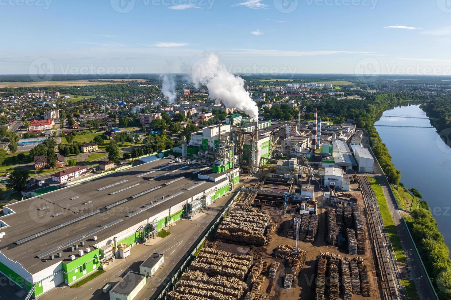 aereo Visualizza su tubi di la lavorazione del legno impresa pianta segheria. aria inquinamento concetto. industriale paesaggio ambientale inquinamento rifiuto foto