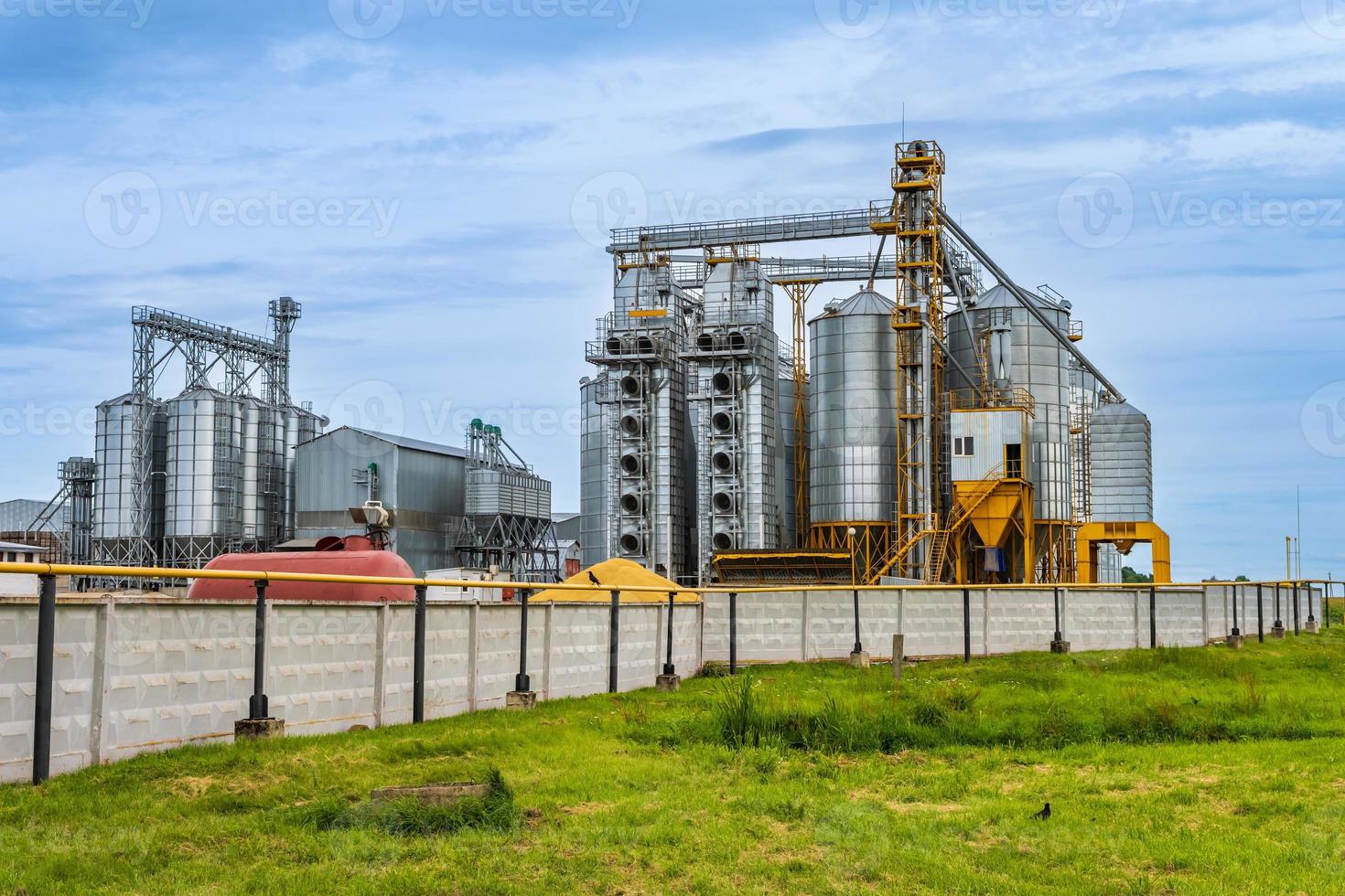 agro silos granaio ascensore con semi pulizia linea su agro-trasformazione produzione pianta per in lavorazione essiccazione pulizia e Conservazione di agricolo prodotti nel segale Mais o Grano campo foto